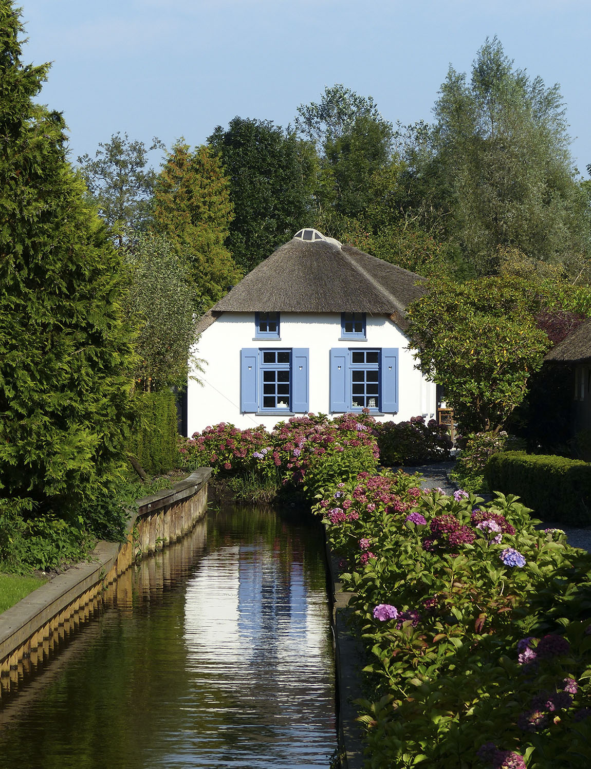 Giethoorn – Slowing down in a water-laced Dutch village